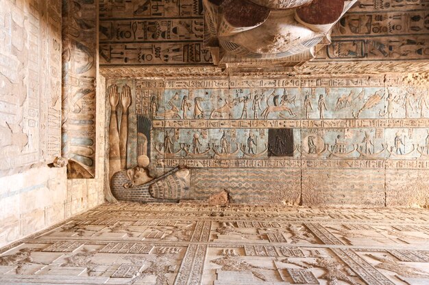 Сцена в храме Дендера, Кена, Египет