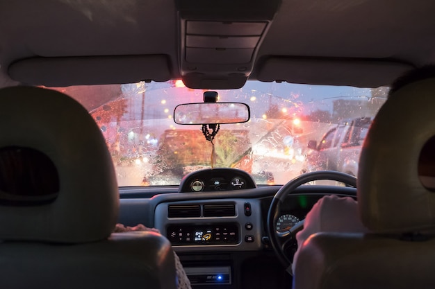 写真 大雨の日の運転シーンと夜の明るい光の中での渋滞