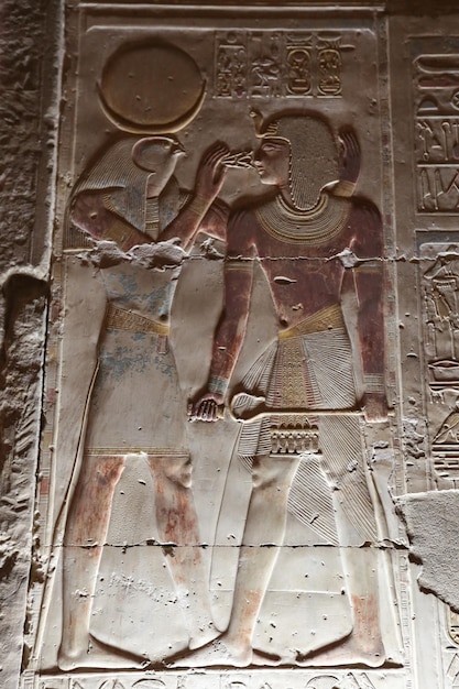 이집트 Madfuna에 있는 Abydos 사원의 장면