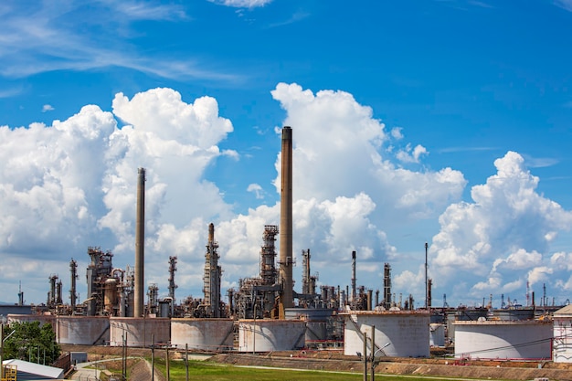 Фото Сцена тяжелая из резервуара для нефтеперерабатывающего завода и башни колонного резервуара для нефти нефтехимической промышленности голубое небо.