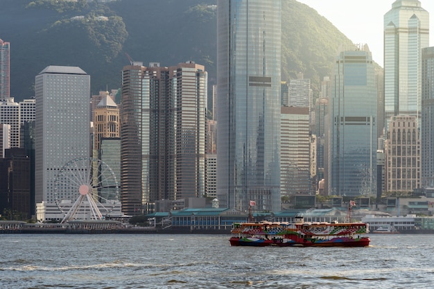 ビクトリアハーバーのボートで香港のスカイラインの場面