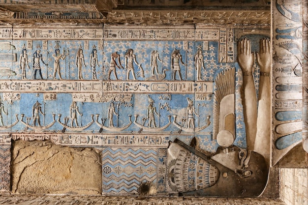 Scène in denderah-tempel, qena, egypte