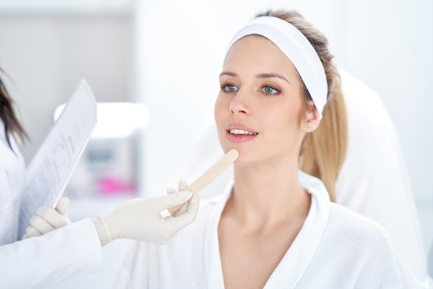 Una scena di trattamenti di cosmetologia medica iniezione di botox