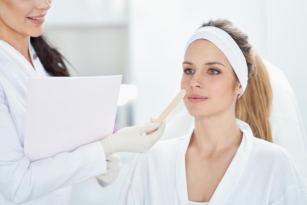 Una scena di trattamenti di cosmetologia medica iniezione di botox