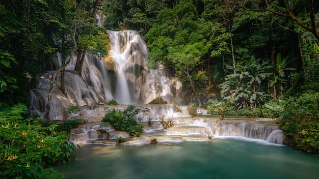 Scène met lange blootstelling van Kuangsi-waterval Tat Kuang si in Luang Prabang Laos