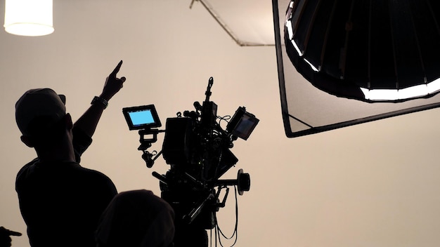 Dietro le quinte della squadra di produzione di riprese di film per film per la tv e luci della telecamera ambientate nel grande studio.