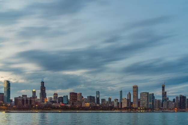 Scène van Chicago Cityscape-rivierkant langs Meer Michigan in mooie schemeringtijd