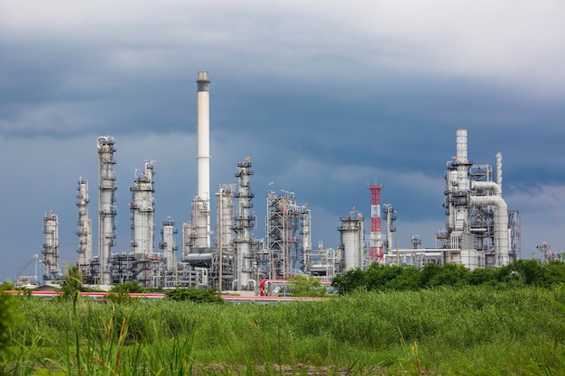 Scène van olieraffinaderij van storm in de petrochemie-industrie