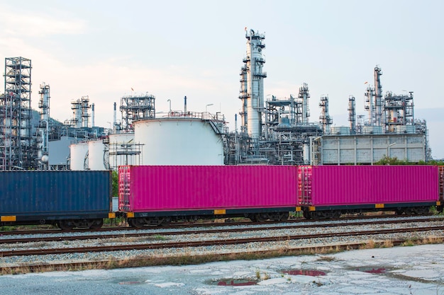 Scène van tankolieraffinaderij en torenkolom van petrochemie-industriecontainer op treinspoorweg