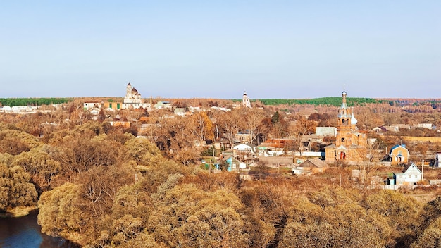 ロシアの秋のプロトヴァ川のボロフスクの町の風景。