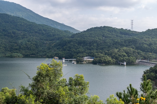 曇りの日の貯水池の風景