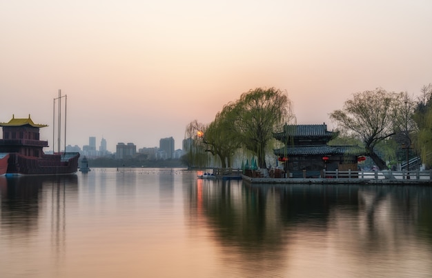 Foto lo scenario del lago daming a jinan al tramonto