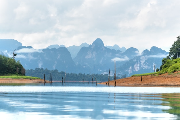 エメラルド湖の景色