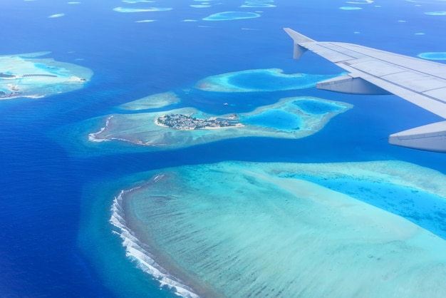 비행기 흰 구름 푸른 하늘 몰디브 제도의 날개를 보는 비행기 창에서 풍경