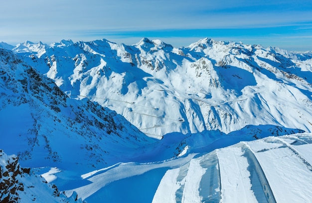 눈 덮인 슬로프의 캐빈 스키 리프트에서 본 풍경 (오스트리아 티롤). 모든 스키어는 인식되지 않습니다.