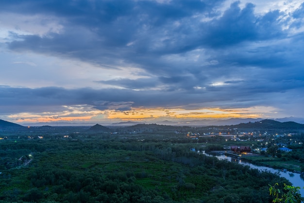 夕暮れの丘の風景