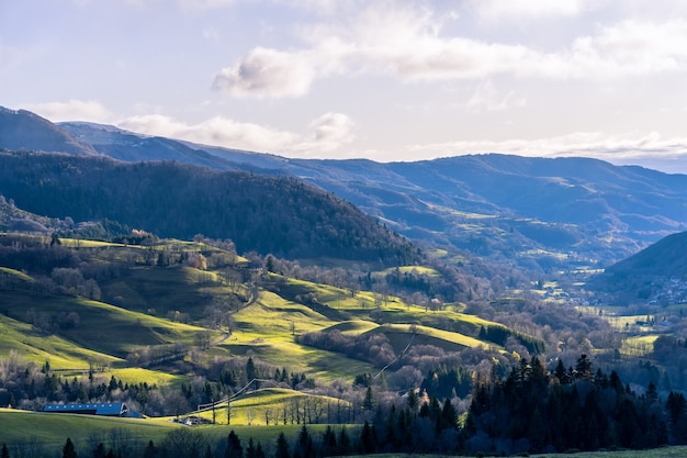 Scenario paesaggistico nelle montagne del cantal, francia