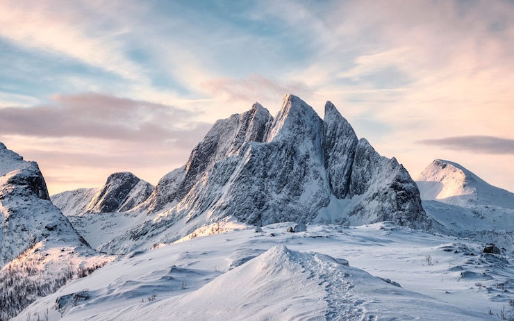 Photo scenery of majestic snow mountain