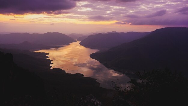 丸い風景と日没または日の出の風景と風景の山