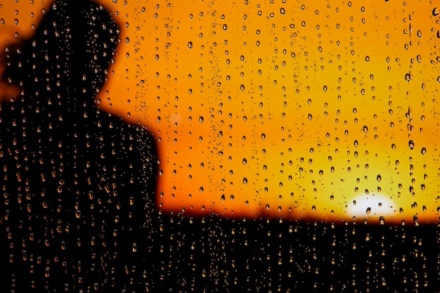 雨の日に窓の外の風景