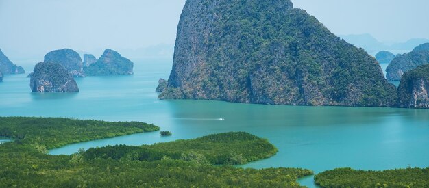 タイ南部のランドマークでプーケットの近くにあるサメットナンシーの風景パンガー湾の視点と観光名所の東南アジア旅行と熱帯の夏の休暇のコンセプトに人気