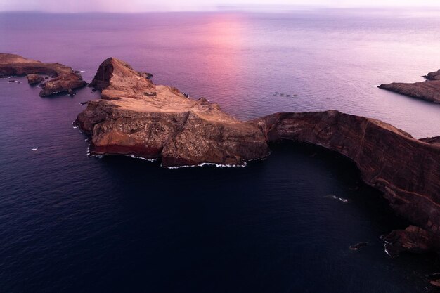 日没時の海の岩の風景