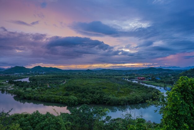 Pranburi川の上の丘の夕暮れの風景