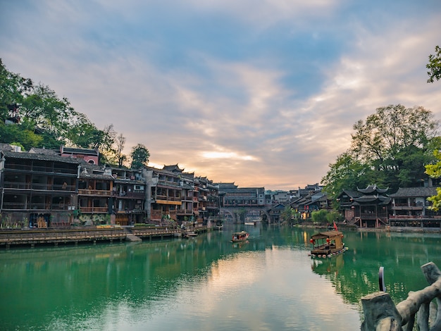 fenghuang 구시 가지 .phoenix 고대 도시 또는 Fenghuang 카운티의 풍경보기는 중국 후난 성 카운티입니다.