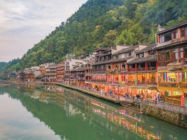 Vista panoramica della città vecchia di fenghuang .phoenix antica città o contea di fenghuang è una contea della provincia di hunan, cina