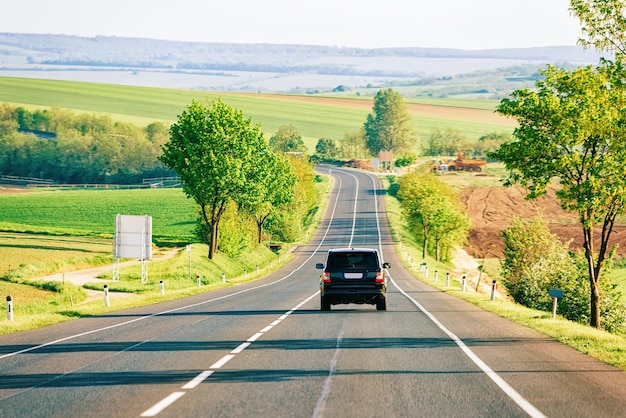 Foto scenario con auto su strada in moravia del sud, repubblica ceca.