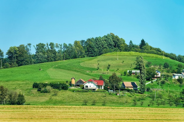 Пейзаж с домами в Юлианских альпийских горах в Словении.