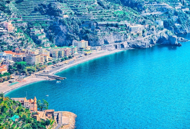 Пейзаж с Тирренским морем в деревне Равелло, побережье Амальфи, Италия