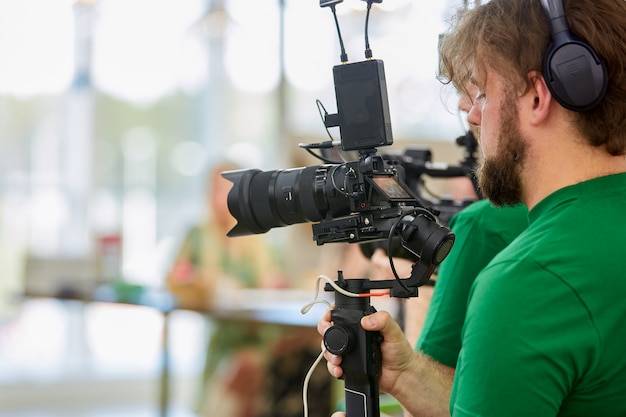 Dietro le quinte delle riprese di film o della produzione di video e la squadra di troupe cinematografica con attrezzature per telecamere all'aperto.