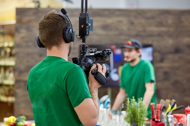 Foto dietro le quinte delle riprese di film o della produzione di video e la squadra di troupe cinematografica con apparecchiature fotografiche all'aperto.