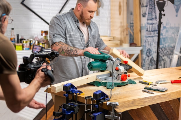 Dietro le quinte di produzione per le riprese video delle apparecchiature fotografiche, la scena ambientata con il lavoratore