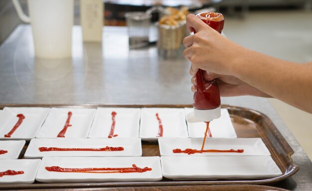 Foto scene di vero lavoro di squadra di grandi professionisti spagnoli dell'alta cucina gourmet per eventi sociali