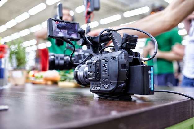 Dietro le quinte della produzione video o delle riprese video il concetto di produzione di contenuti video per blog tv mostra filmati telecamere preparate per riprese video