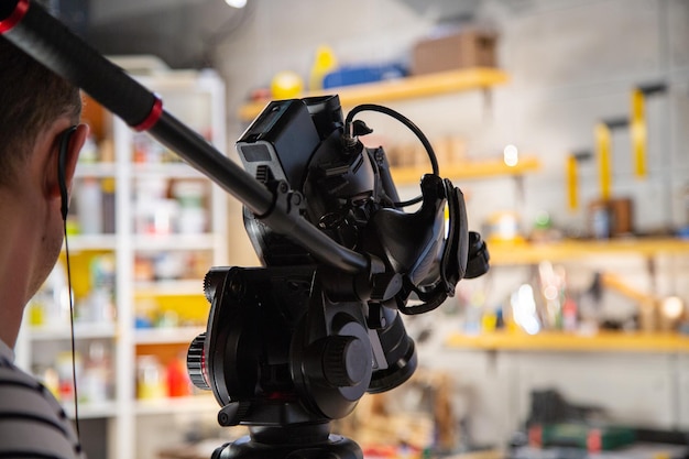 Foto dietro le quinte della produzione video o delle riprese video in studio con il team di telecamere della troupe cinematografica.