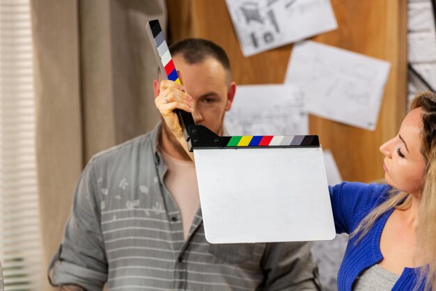 Foto dietro le quinte della produzione video o delle riprese video in studio con il team di telecamere della troupe cinematografica.