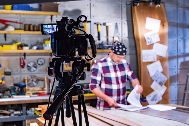 Dietro le quinte della produzione video o della location dello studio di ripresa video con la troupe cinematografica.