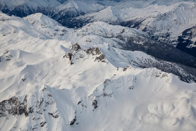 Vista panoramica aerea del paesaggio delle bellissime montagne innevate