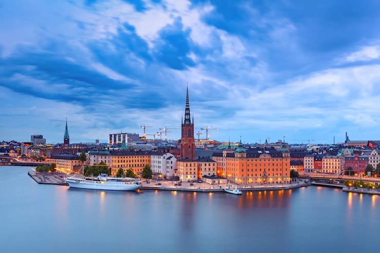Photo scenic aerial night view of riddarholmen gamla stan in the old town in stockholm capital of sweden