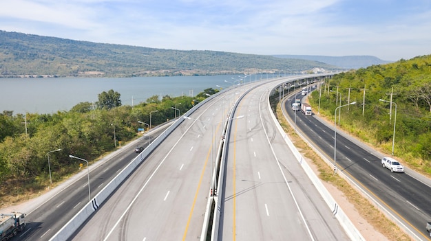 写真 大きな高速道路の風光明媚な空中写真、道路のドローンとタイの緑の森の山からの上面図