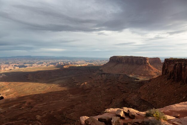 砂漠の峡谷の風光明媚なアメリカの風景と赤い岩の山々