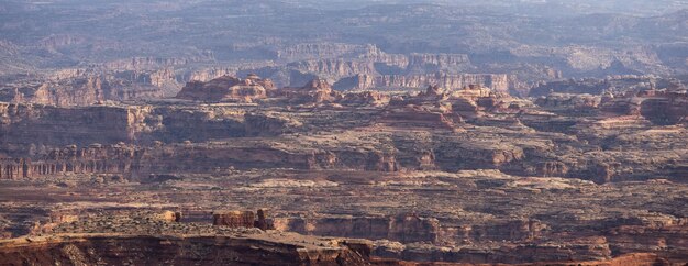 砂漠の峡谷の風光明媚なアメリカの風景と赤い岩の山々
