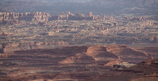 砂漠の峡谷の風光明媚なアメリカの風景と赤い岩の山々