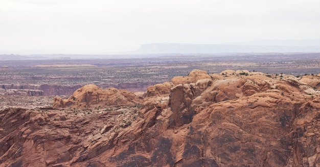 砂漠の峡谷の風光明媚なアメリカの風景と赤い岩の山々