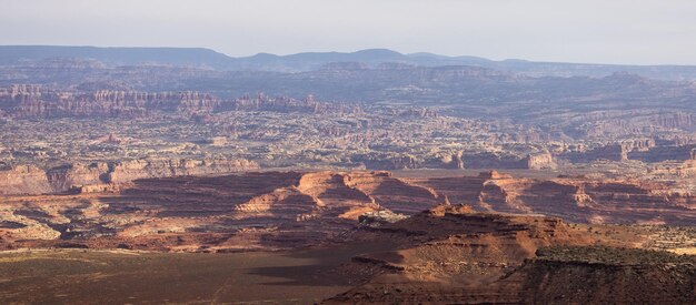 砂漠の峡谷の風光明媚なアメリカの風景と赤い岩の山々