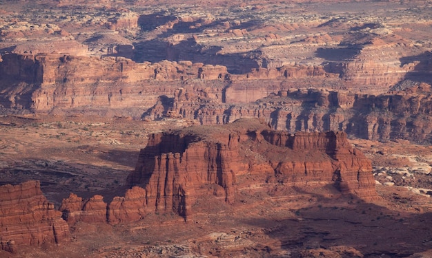 砂漠の峡谷の風光明媚なアメリカの風景と赤い岩の山々