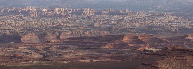 砂漠の峡谷の風光明媚なアメリカの風景と赤い岩の山々